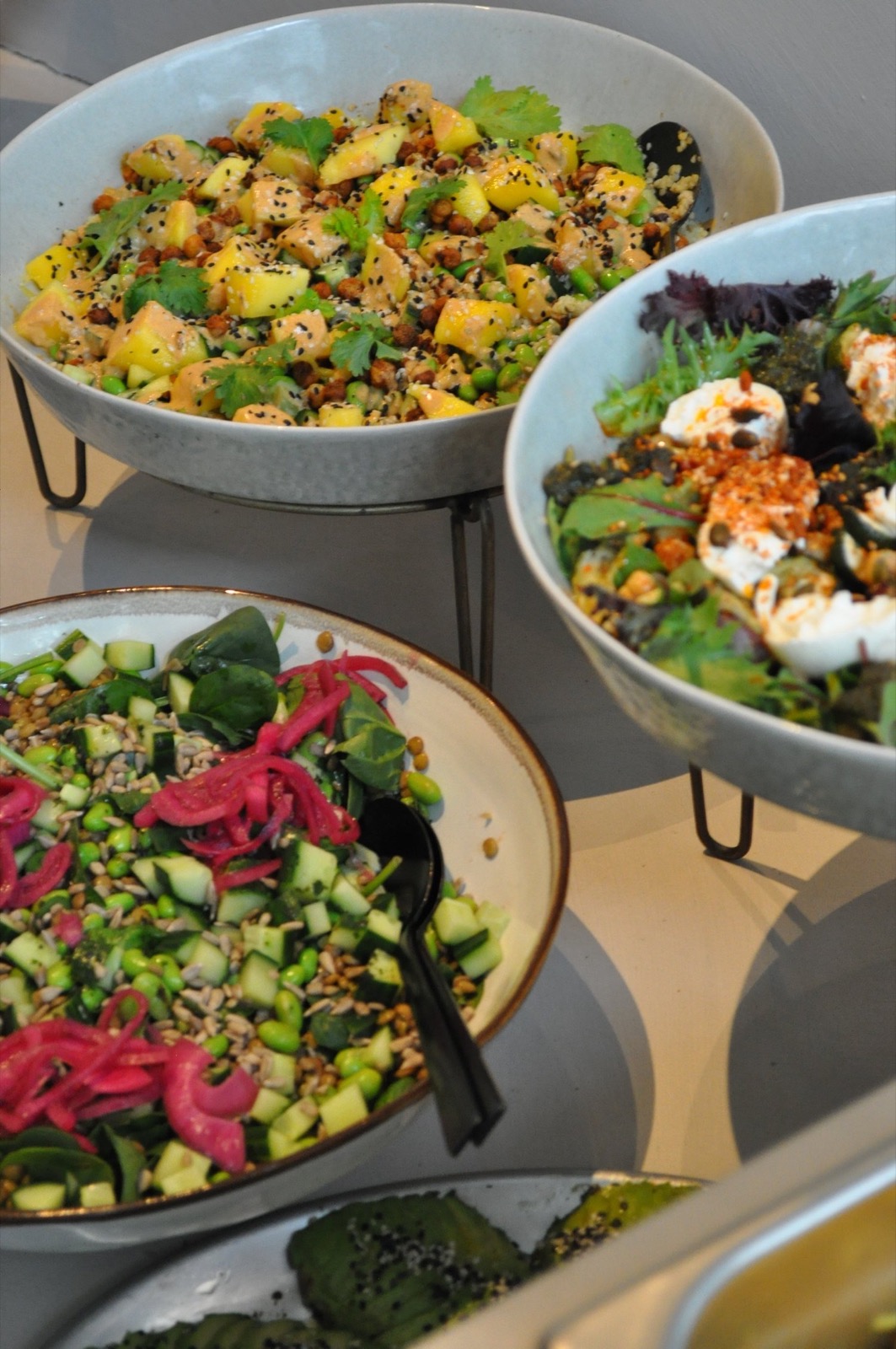 Kleurrijke salades in grote schalen bij OAAS