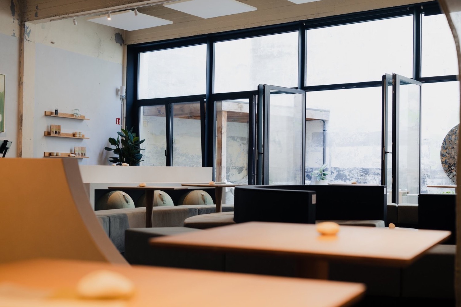De zaal van OAAS met de hoge ramen en houten tafels