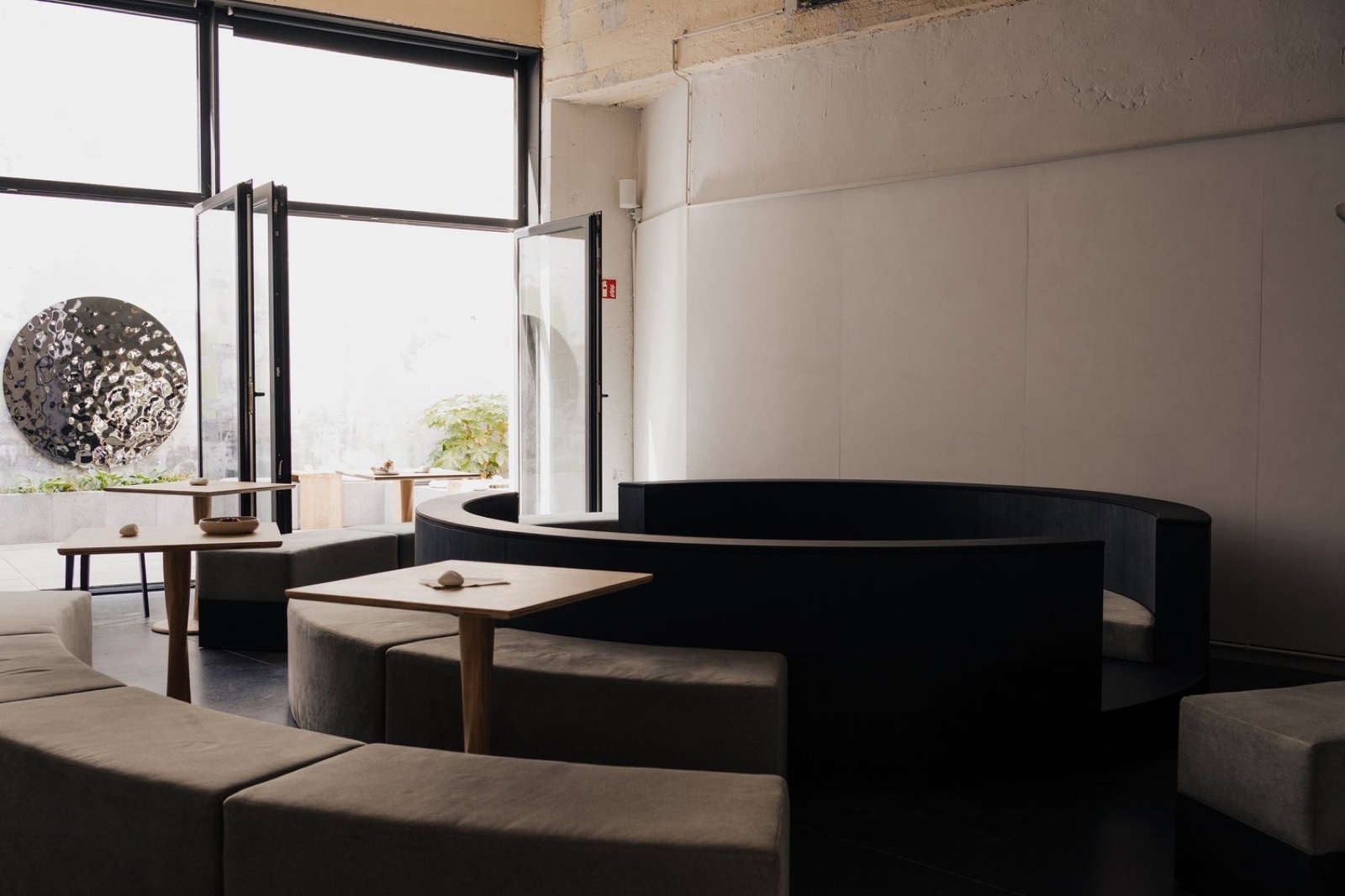 De lounge van OAAS met zitbanken bij het raam