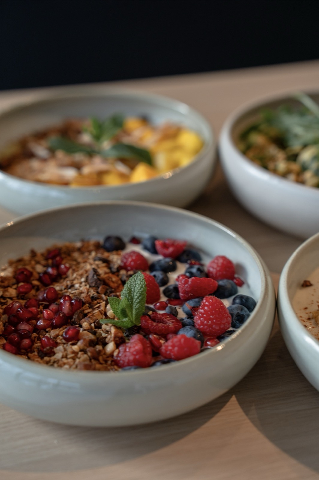 Bowls met yoghurt, granola en vers fruit bij OAAS