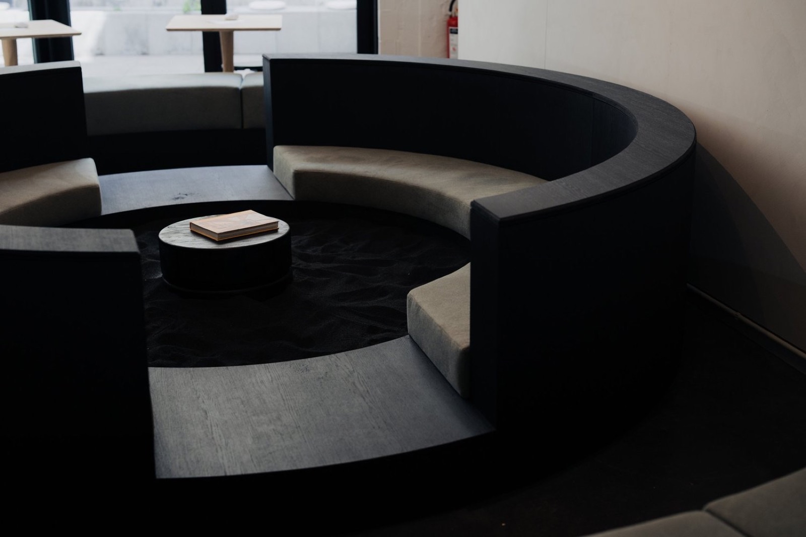 De ronde zitbank in de zaal van OAAS