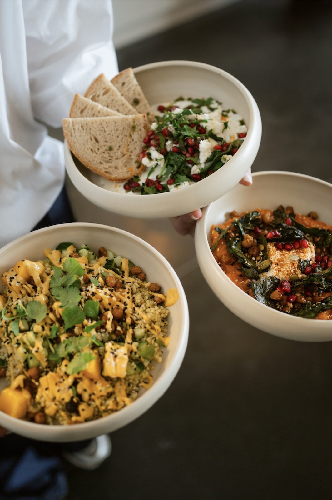 Twee bowls met verse groenten op tafel bij OAAS