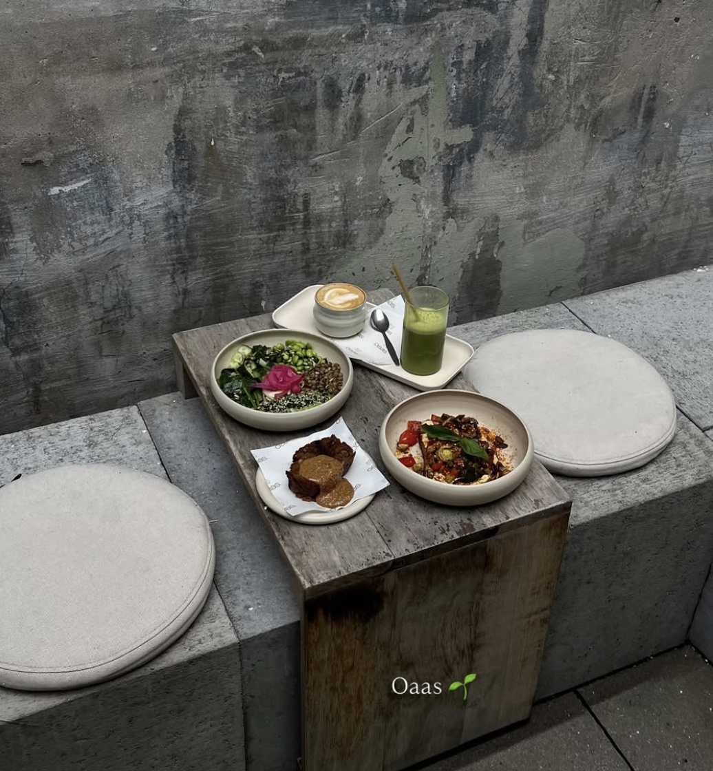 Koffie, matcha en bowls op een tafeltje buiten bij OAAS