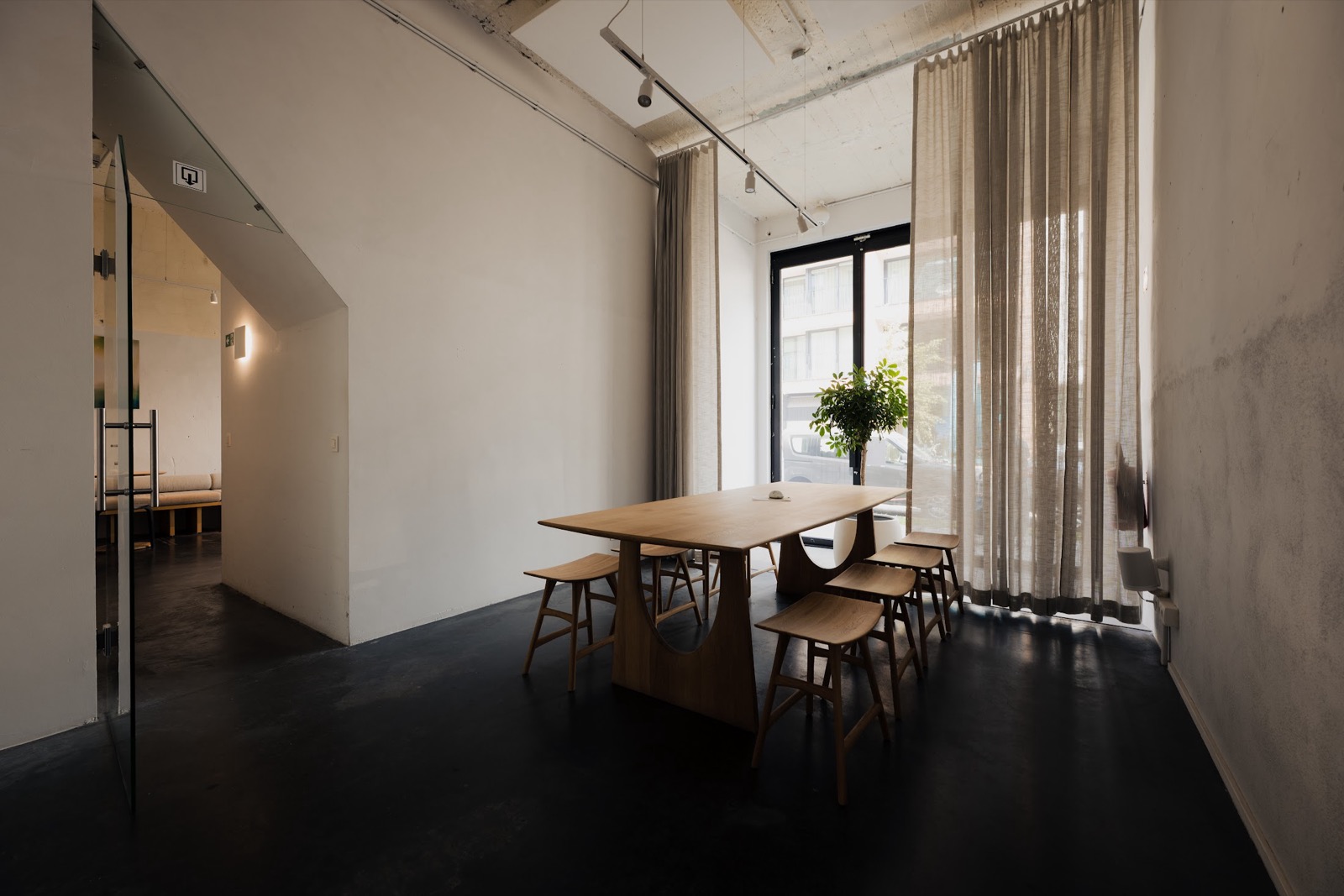 De meetingroom van OAAS met daglicht en grote ramen