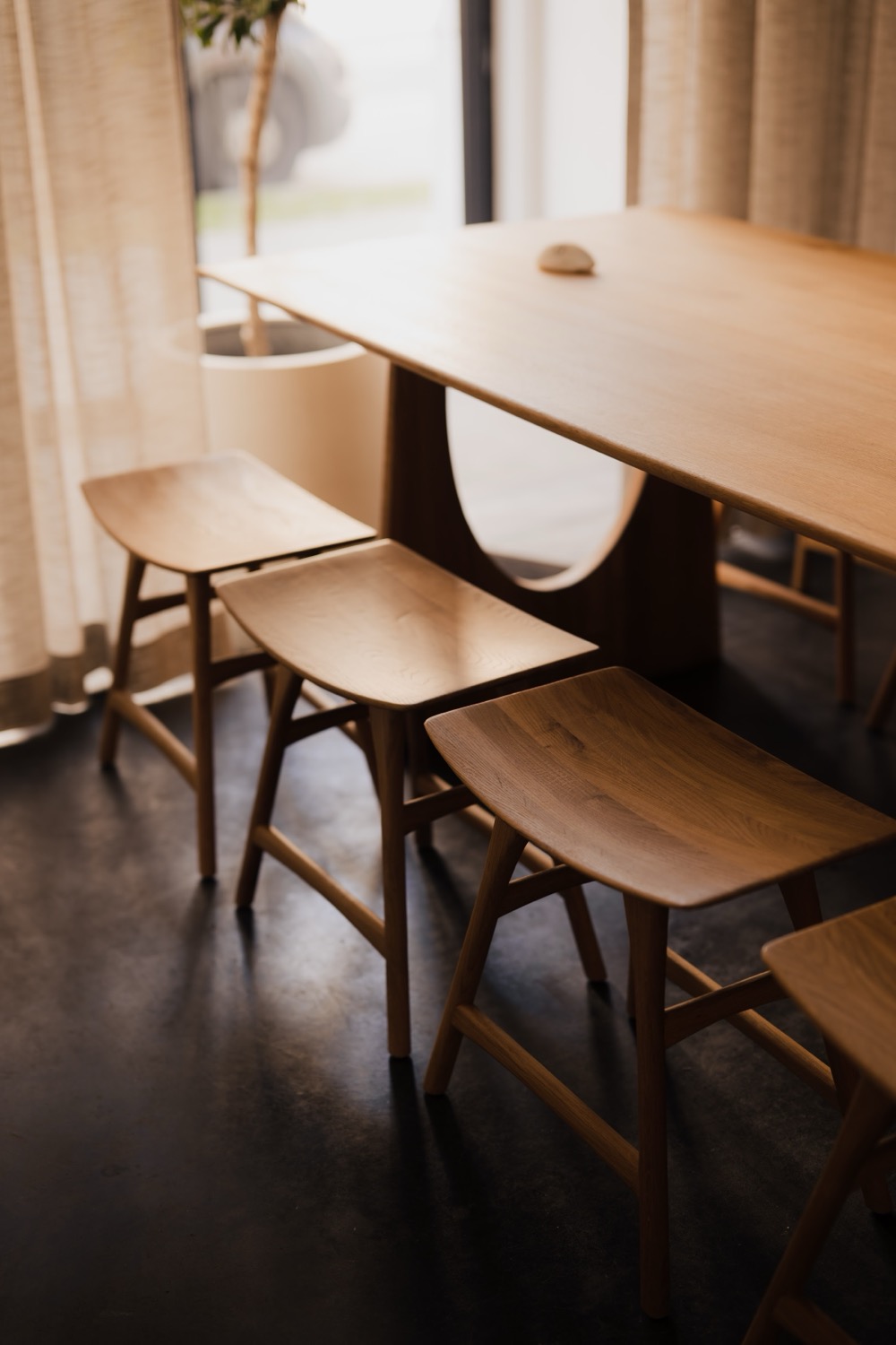 Houten tafel en krukken in de meetingroom