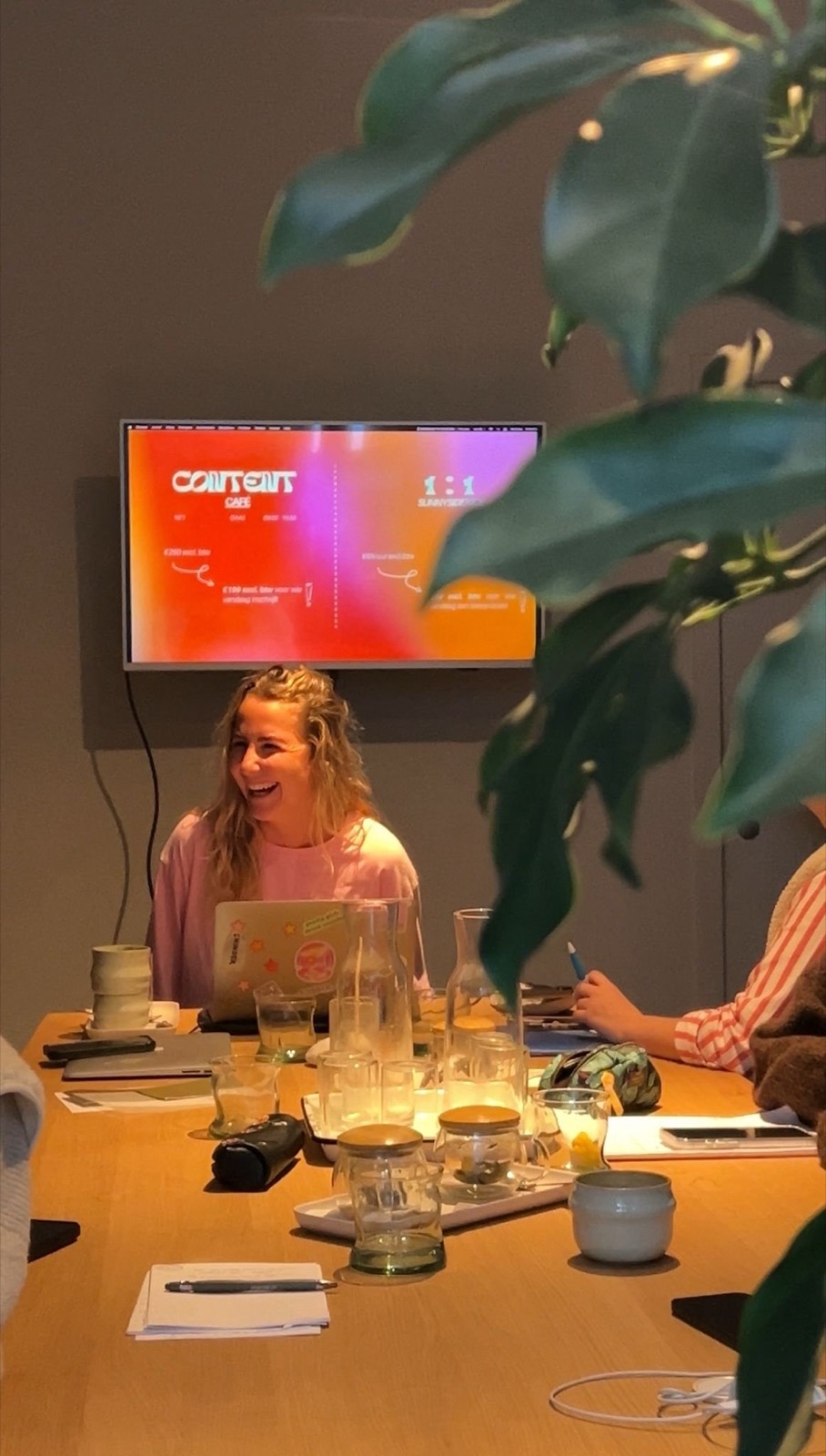 Een workshop in de meetingroom van OAAS met een presentatie op het scherm